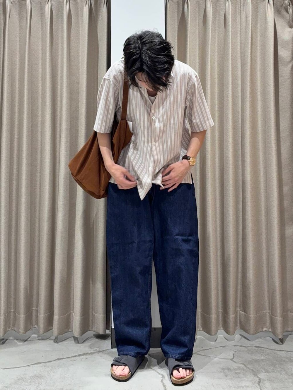 「アーバンリサーチ、シャツスタイル、カジュアルコーデ、URBANRESEARCH、サンダル、夏コーデ、夏、休日スタイル、新作、リラックス、20代、メンズスタイル、サンダルコーデ、綺麗め、メンズ」｜「BIRKENSTOCKのBIRKENSTOCK　Exclusive Zurich(Narrow)（サンダル、グレー系）」を使った、manatoさん（メンズ・173cm）の夏コーディネートの3枚目の写真
