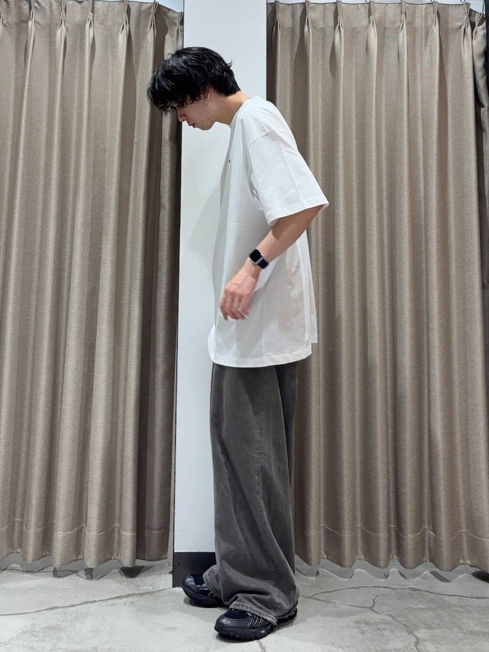 「アーバンリサーチ、カジュアルコーデ、URBANRESEARCH、夏コーデ、夏、休日スタイル、リラックス、20代、メンズスタイル、メンズ、ur、休日、旅行コーデ、初夏スタイル、暑い」｜「SALOMONのSALOMON　LOGO RX T-SHIRTS M（Tシャツ/カットソー、ホワイト系）」を使った、manatoさん（メンズ・173cm）の夏コーディネートの2枚目の写真