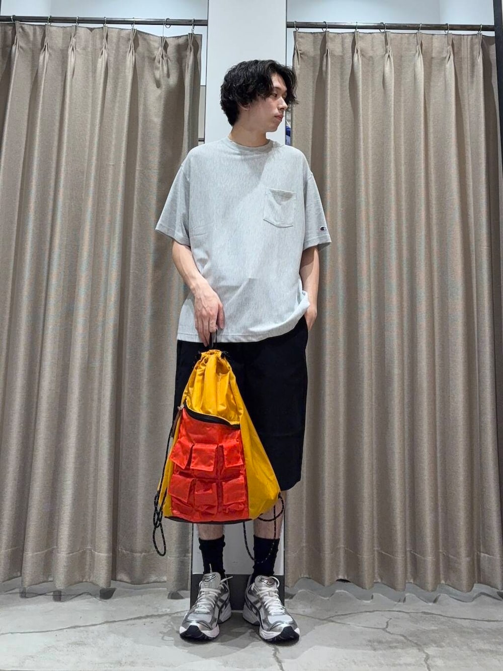 「アーバンリサーチ、オーバーサイズ、カジュアルコーデ、URBANRESEARCH、夏コーデ、夏、休日スタイル、リラックス、20代、メンズスタイル、メンズ、ur、お出かけコーデ、休日、機能性素材」｜「ChampionのLOWERCASE×Champion　速乾ReverseWEave TEE（Tシャツ/カットソー、グレー系）」を使った、manatoさん（メンズ・173cm）の夏コーディネートの3枚目の写真