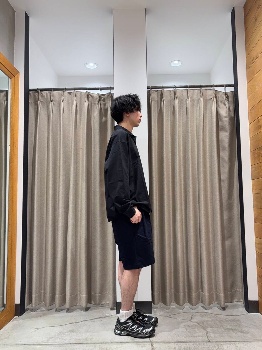 「アーバンリサーチ、カジュアルコーデ、URBANRESEARCH、夏コーデ、夏、ハーフパンツ、新作、リラックス、20代、メンズスタイル、メンズ、ur、休日、初夏スタイル、暑い」｜「SALOMONのSALOMON　XT-6 GTX（スニーカー、ブラック系）」を使った、manatoさん（メンズ・173cm）の夏コーディネートの3枚目の写真