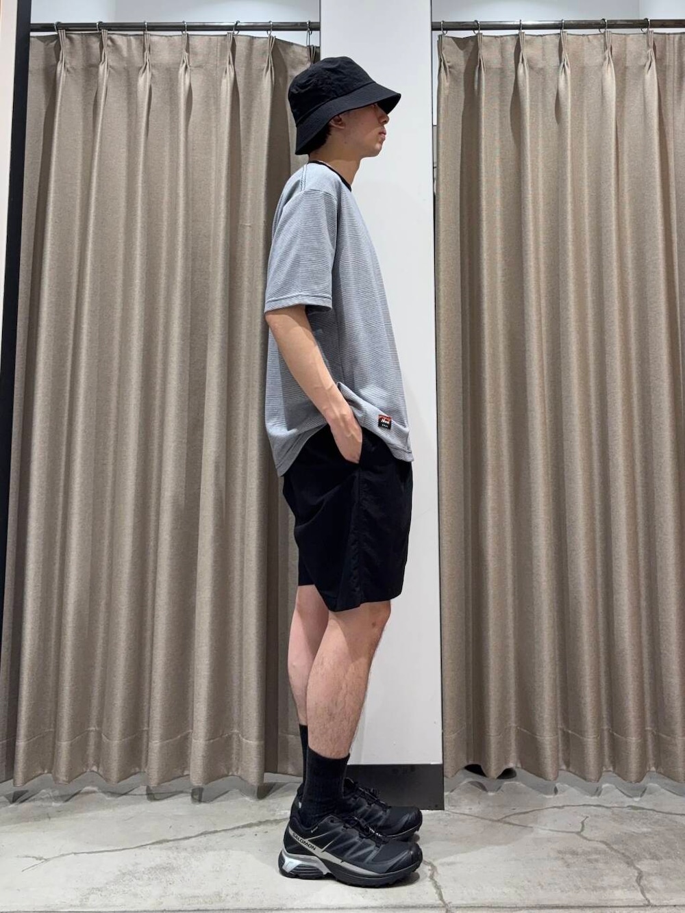 「アーバンリサーチ、カジュアルコーデ、URBANRESEARCH、夏コーデ、夏、休日スタイル、ハーフパンツ、リラックス、EKAL、20代、メンズスタイル、メンズ、ur、休日、機能性素材」｜「GramicciのGramicci / LOWERCASE　NYLON LOOSE SHORT（その他パンツ、ブラック系）」を使った、manatoさん（メンズ・173cm）の夏コーディネートの3枚目の写真