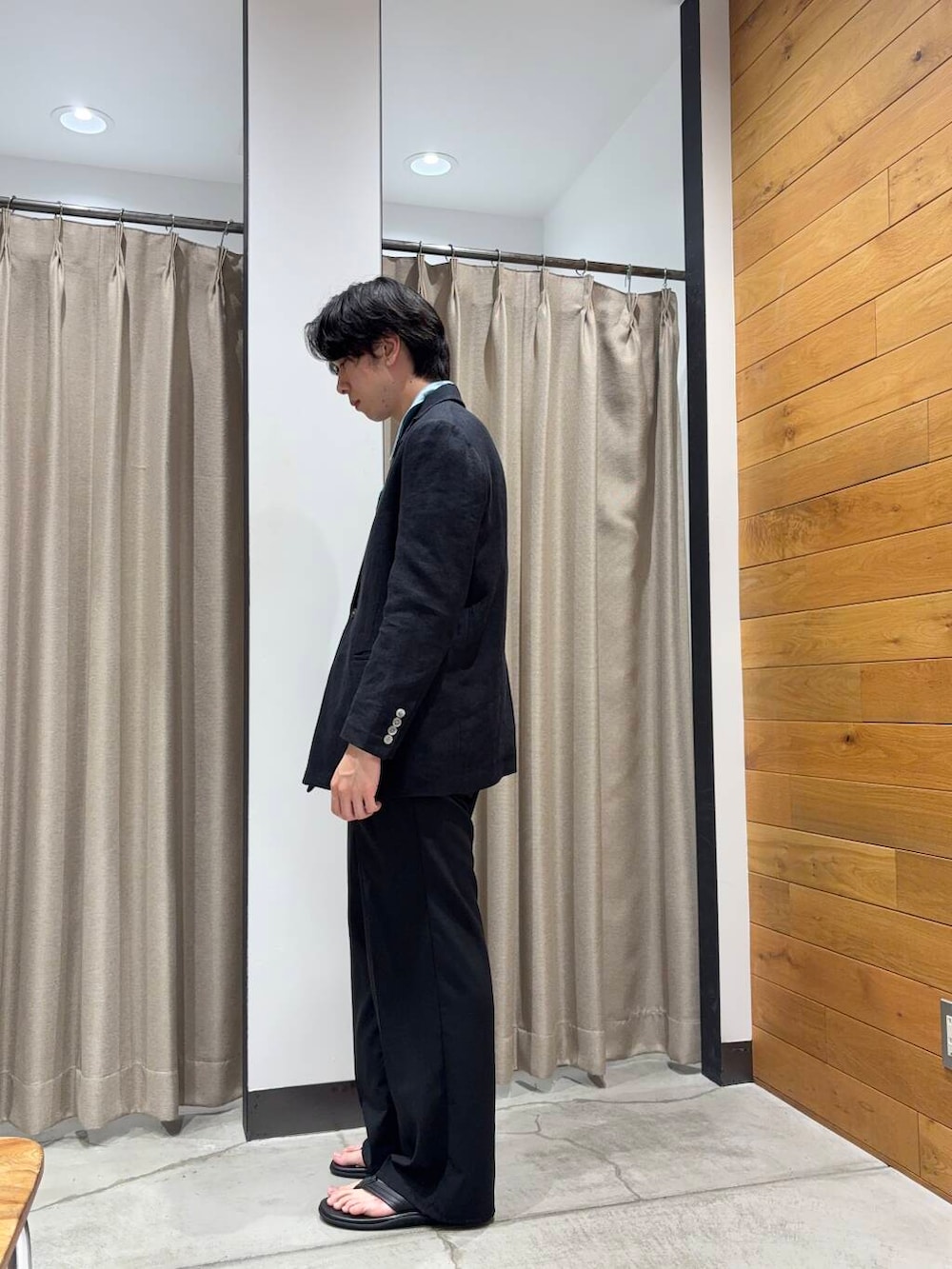 「アーバンリサーチ、モード、シャツスタイル、カジュアルコーデ、URBANRESEARCH、サンダル、リネン、休日スタイル、20代、綺麗め、メンズ、ur、初夏スタイル、ビックシルエット、ここでしか手に入らない別注アイテム」｜「Wranglerの『別注』Wrangler×URBAN RESEARCH　WRANCHER WIDE（その他パンツ、ブラック系）」を使った、manatoさん（メンズ・173cm）の夏コーディネートの2枚目の写真
