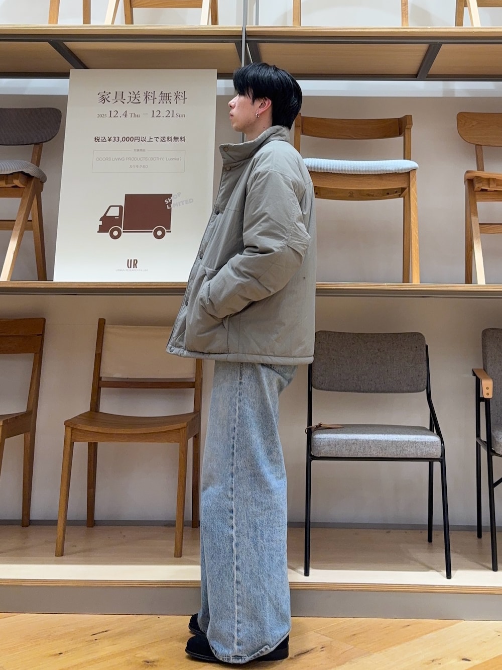 グレー系のダウンジャケット/コート、ブルー系のデニムパンツ、ブラック系のドレスシューズを着用したメンズの冬コーディネートの2枚目の写真