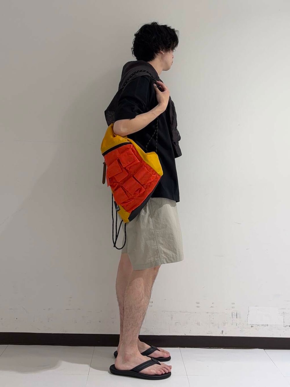 「アーバンリサーチ、カジュアルコーデ、URBANRESEARCH、夏コーデ、夏、休日スタイル、リラックス、20代、メンズスタイル、メンズ、ur、休日、旅行コーデ、初夏スタイル、暑い」｜「GramicciのGramicci / LOWERCASE　NYLON LOOSE SHORT（その他パンツ、グレー系）」を使った、manatoさん（メンズ・173cm）の夏コーディネートの2枚目の写真