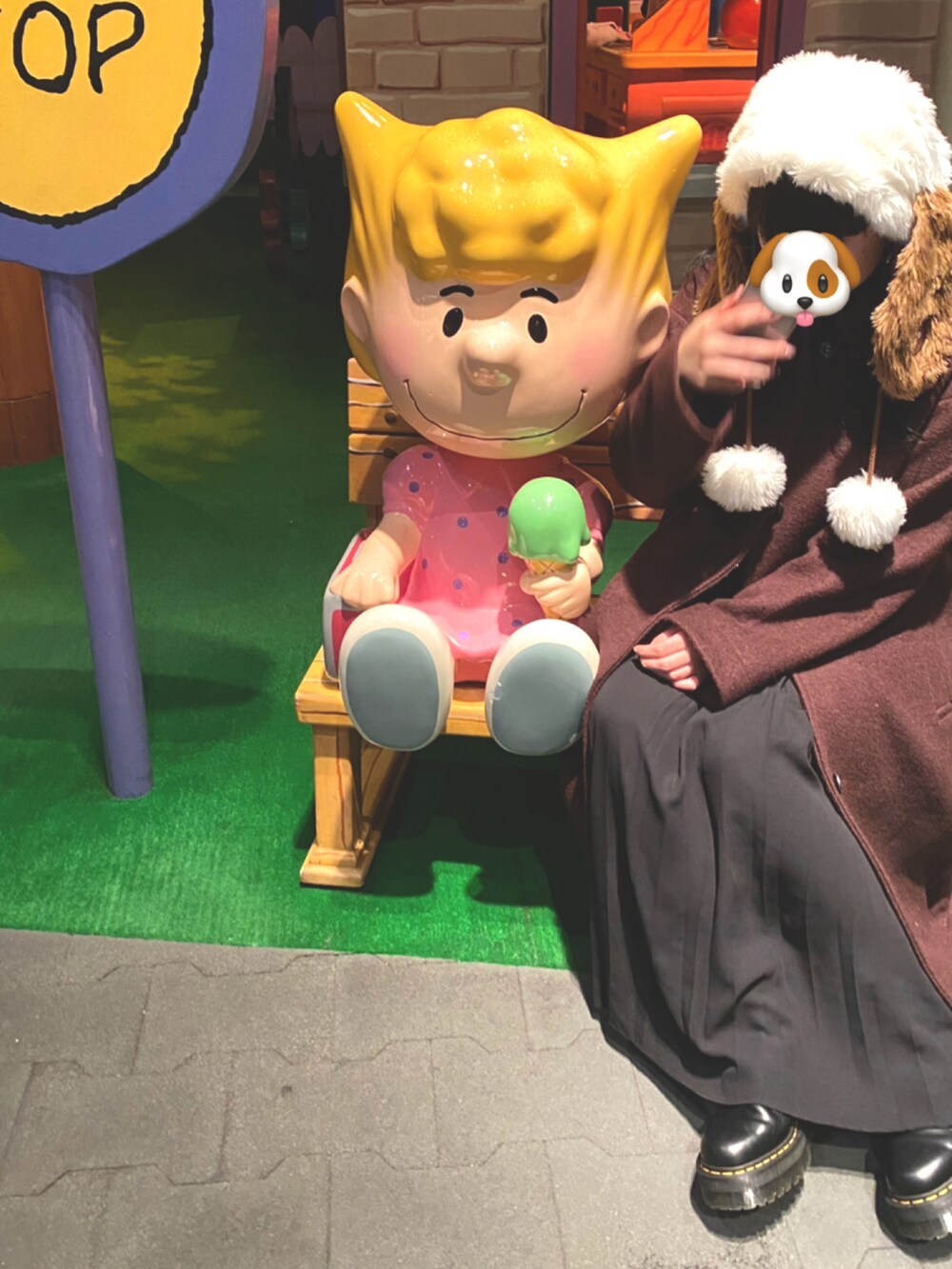 「休日スタイル、お出かけコーデ、オーバーサイズ、モノトーンコーデ、おしゃれさんと繋がりたい、ブーツスタイル、ブラウンコーデ、コートスタイル、マウジー(MOUSSY)」｜「MOUSSYのアイテム（ステンカラーコート、ブラウン系）」を使った、ktdyさん（レディース・162cm）の冬コーディネートの2枚目の写真