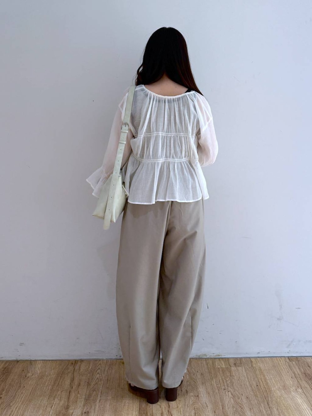 「きれいめ、高見え、着痩せ・細見え、ローリーズスタイル_LOWRYS FARM、大人女子カジュアル_LOWRYS FARM、女子ウケ、ワントーン、ベーシック/シンプル、淡色コーデ、大人カジュアル、きれいめカジュアル、ブラウス、デートコーデ、春コーデ、春色」｜「LOWRYS FARMのＵＳＡベーシックタンク　267044（タンクトップ、ブラック系）」を使った、yuiさん（レディース・158cm）の春コーディネートの4枚目の写真