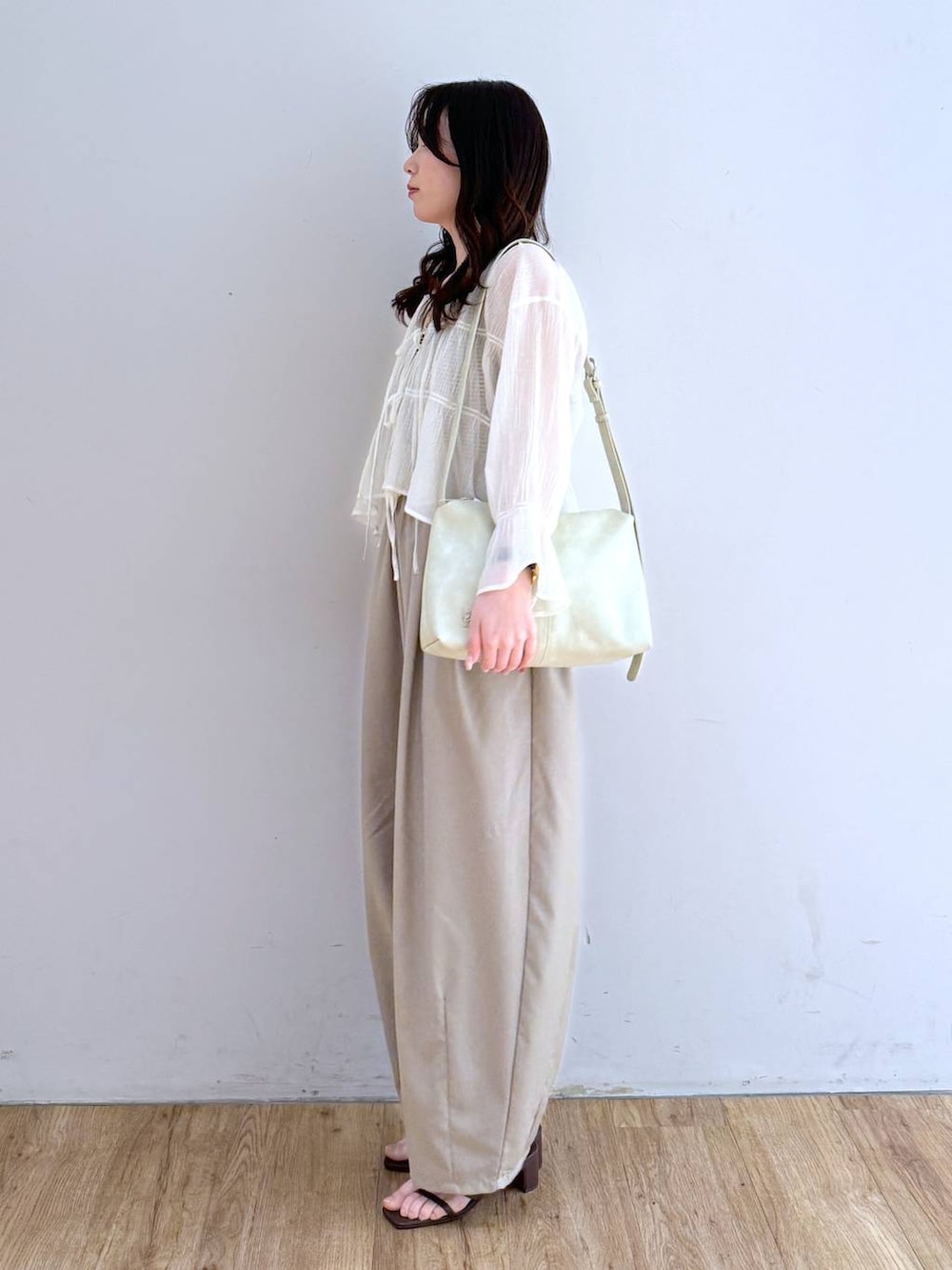「きれいめ、高見え、着痩せ・細見え、ローリーズスタイル_LOWRYS FARM、大人女子カジュアル_LOWRYS FARM、女子ウケ、ワントーン、ベーシック/シンプル、淡色コーデ、大人カジュアル、きれいめカジュアル、ブラウス、デートコーデ、春コーデ、春色」｜「LOWRYS FARMのＵＳＡベーシックタンク　267044（タンクトップ、ブラック系）」を使った、yuiさん（レディース・158cm）の春コーディネートの2枚目の写真