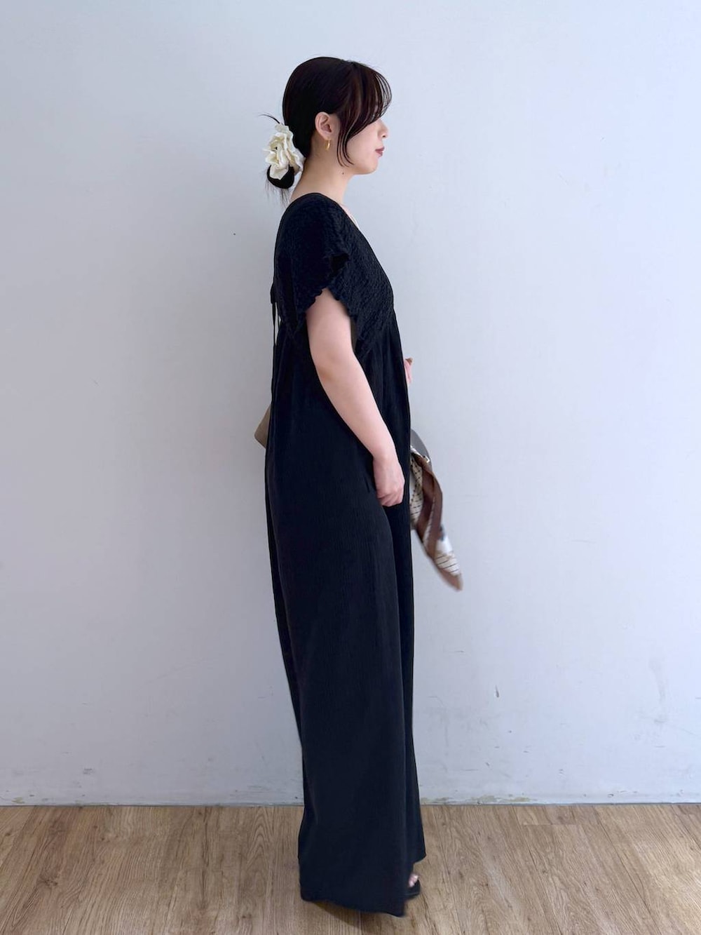 「きれいめ、高見え、着痩せ・細見え、ローリーズスタイル_LOWRYS FARM、大人女子カジュアル_LOWRYS FARM、女子ウケ、ワントーン、ベーシック/シンプル、淡色コーデ、大人カジュアル、夏コーデ、サロペット、パンツ、ワイドパンツ、ワンピース」｜「LOWRYS FARMのヨウリュウシャーリングサロペット 289959（ワンピース、ブラック系）」を使った、yuiさん（レディース・158cm）の夏コーディネートの3枚目の写真