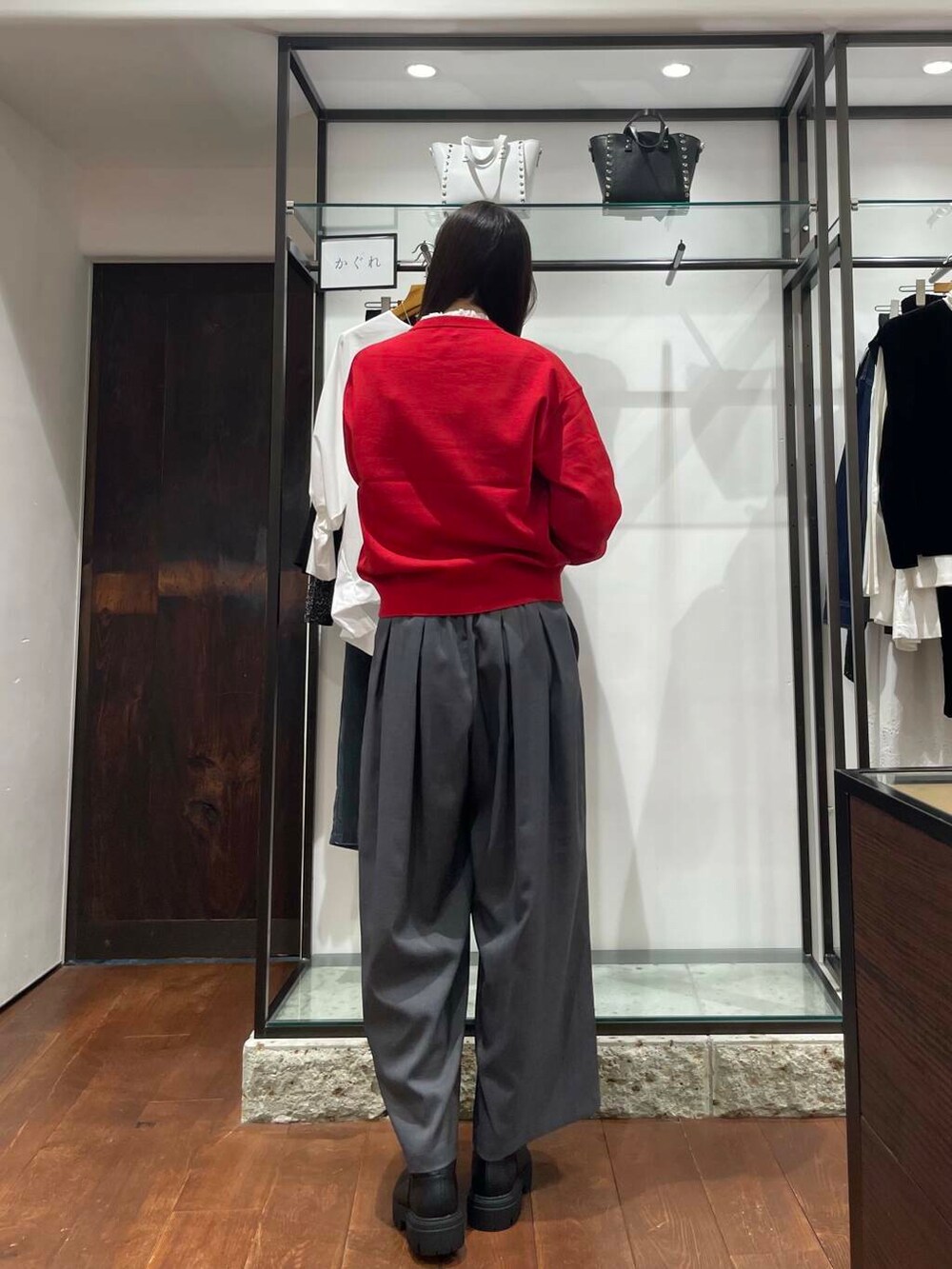 ホワイト系のシャツ/ブラウス、レッド系のニット/セーター、グレー系のその他パンツを着用したレディースの秋コーディネートの3枚目の写真