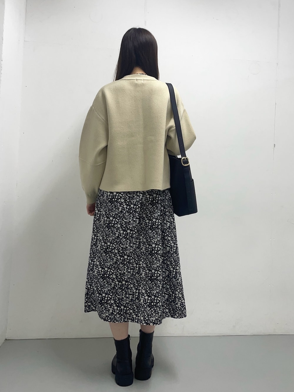 ベージュ系のブルゾン、ブラック系のワンピースを着用したレディースの秋コーディネートの4枚目の写真