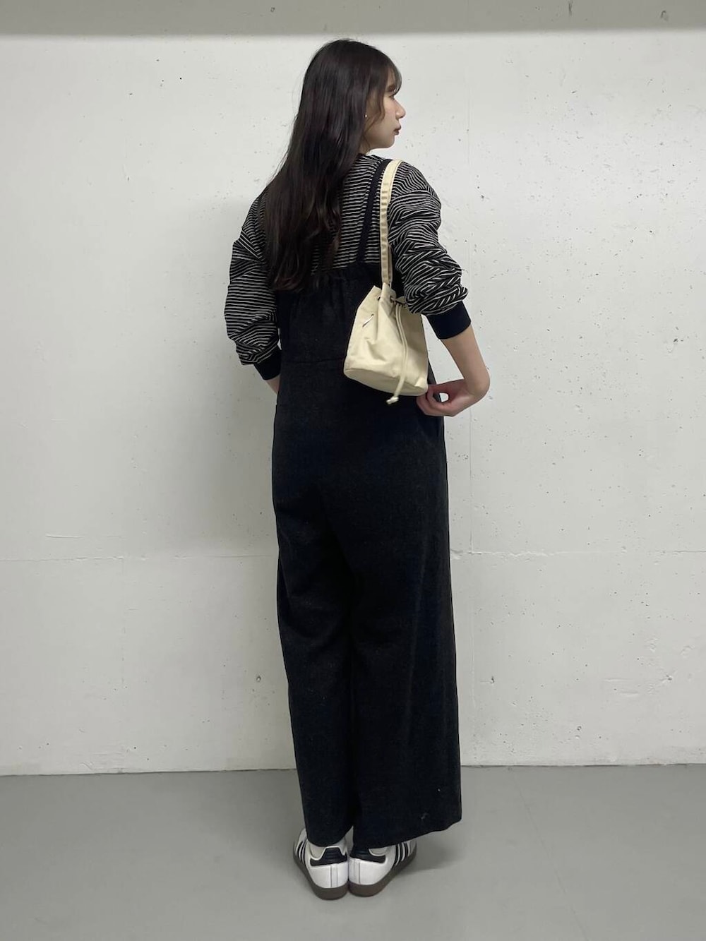 ブラック系のTシャツ/カットソー、グレー系のサロペット/オーバーオールを着用したレディースの秋コーディネートの3枚目の写真