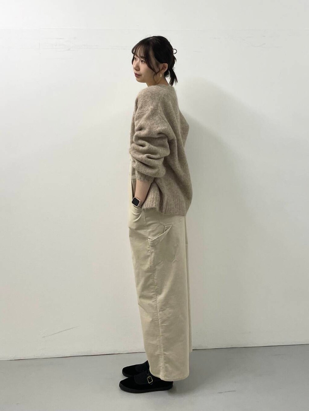 ホワイト系のサロペット/オーバーオール、ホワイト系のTシャツ/カットソーを着用したレディースの秋コーディネートの2枚目の写真