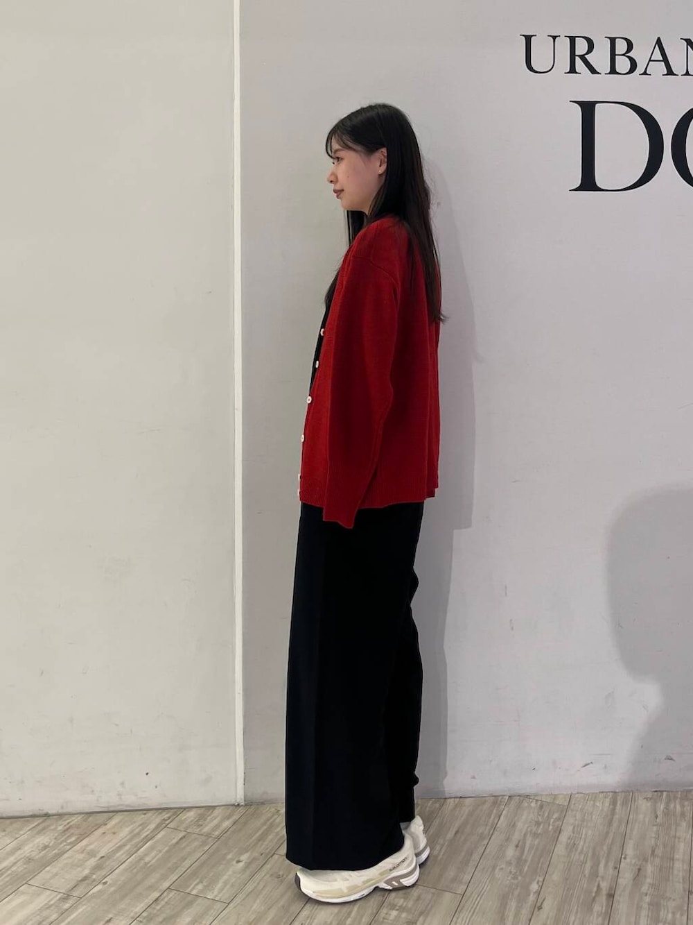 ブラック系のサロペット/オーバーオール、レッド系のカーディガン/ボレロを着用したレディースの秋コーディネートの2枚目の写真