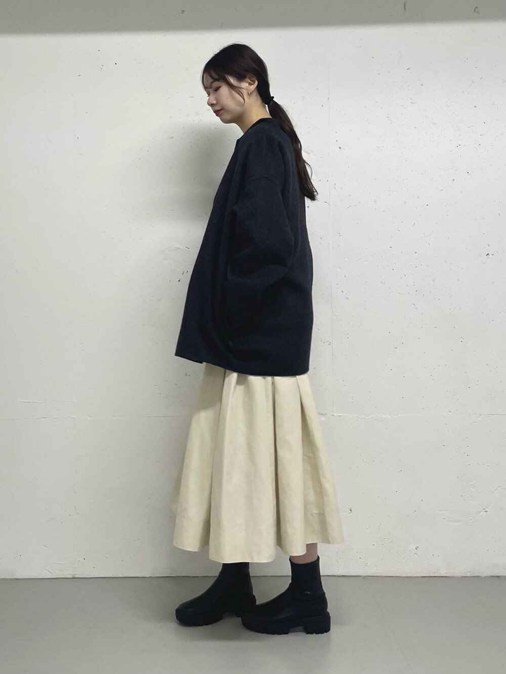 グレー系のその他アウター、ブラック系のスカートを着用したレディースの秋コーディネートの3枚目の写真