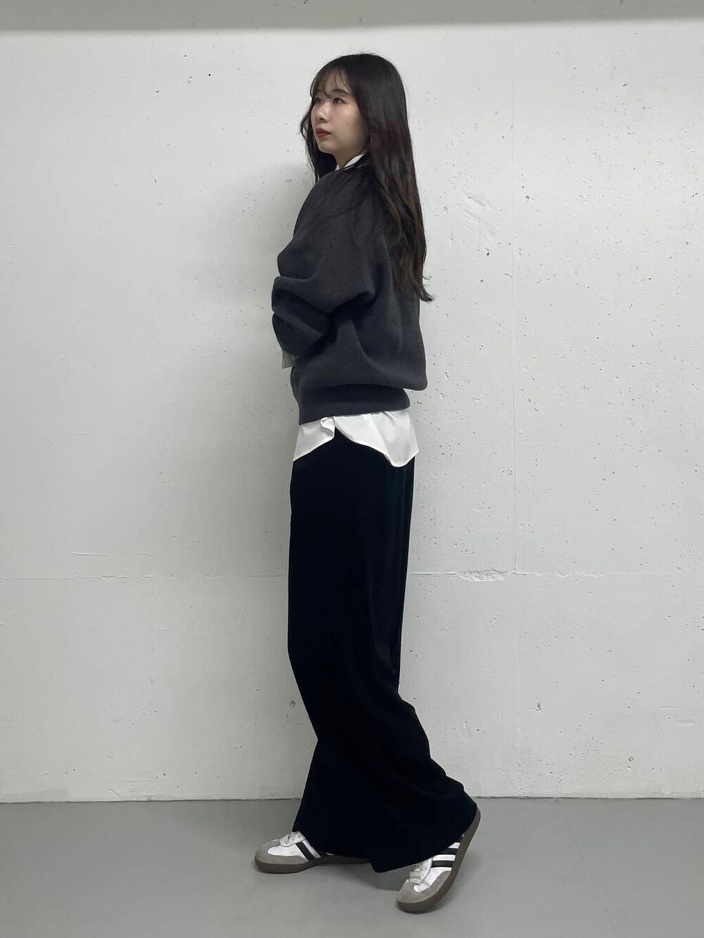 ブラック系のその他パンツ、グレー系のニット/セーター、ホワイト系のシャツ/ブラウスを着用したレディースの秋コーディネートの2枚目の写真