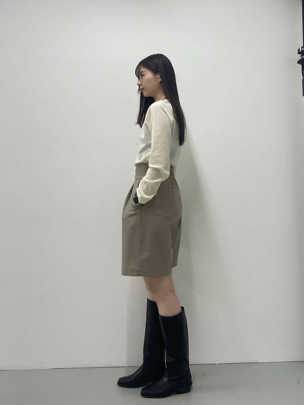 ホワイト系のTシャツ/カットソー、ベージュ系のその他パンツを着用したレディースの秋コーディネートの2枚目の写真