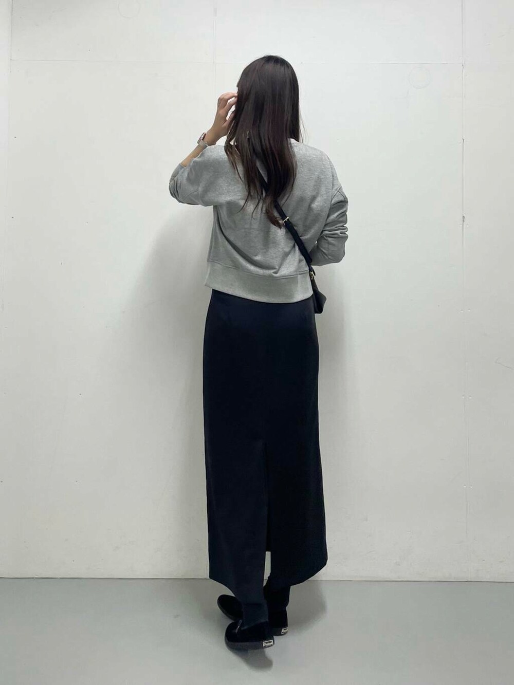 グレー系のTシャツ/カットソーを着用したレディースの冬コーディネートの3枚目の写真