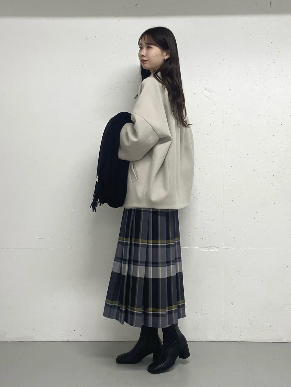 ブラック系のスカート、グレー系のTシャツ/カットソー、グレー系のその他アウターを着用したレディースの秋コーディネートの2枚目の写真