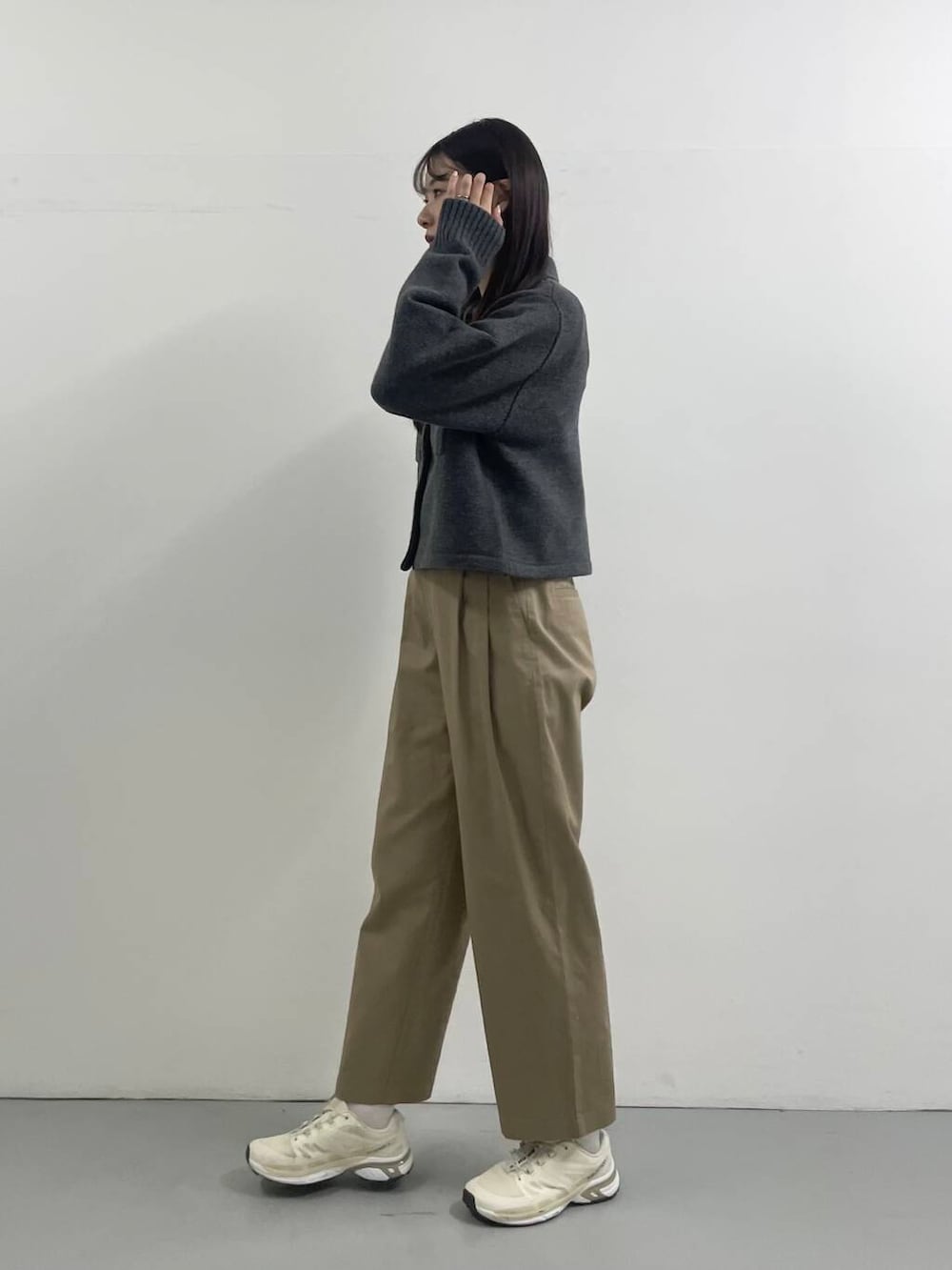 ベージュ系のその他パンツ、グレー系のニット/セーターを着用したレディースの秋コーディネートの3枚目の写真