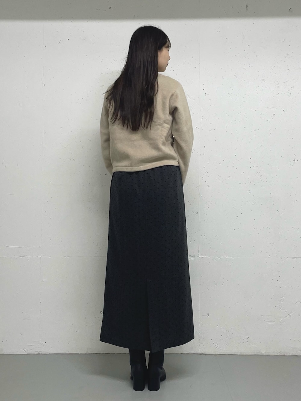 ベージュ系のカーディガン/ボレロ、グレー系のTシャツ/カットソーを着用したレディースの秋コーディネートの4枚目の写真