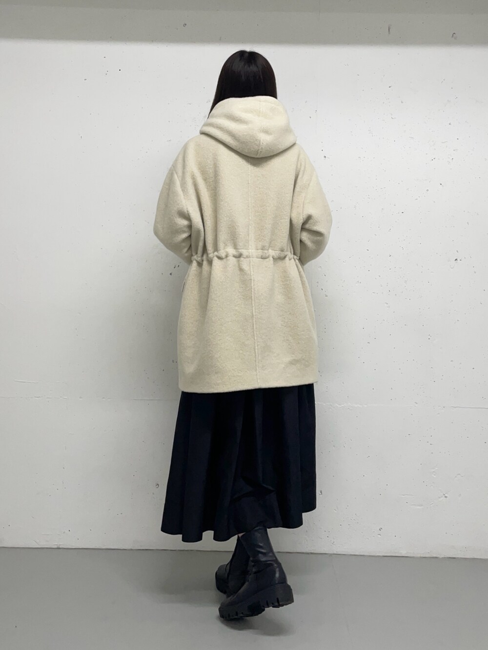 ベージュ系のその他アウターを着用したレディースの秋コーディネートの3枚目の写真