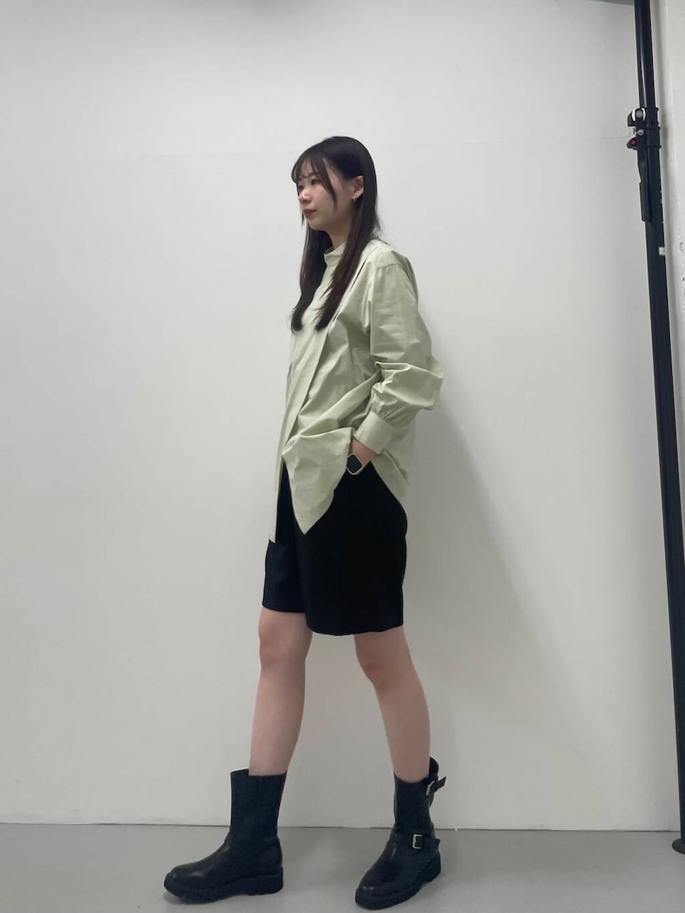 ブラック系のその他パンツ、グリーン系のシャツ/ブラウスを着用したレディースの秋コーディネートの2枚目の写真