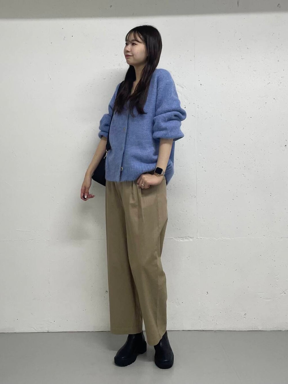 ブルー系のカーディガン/ボレロを着用したレディースの秋コーディネートの2枚目の写真