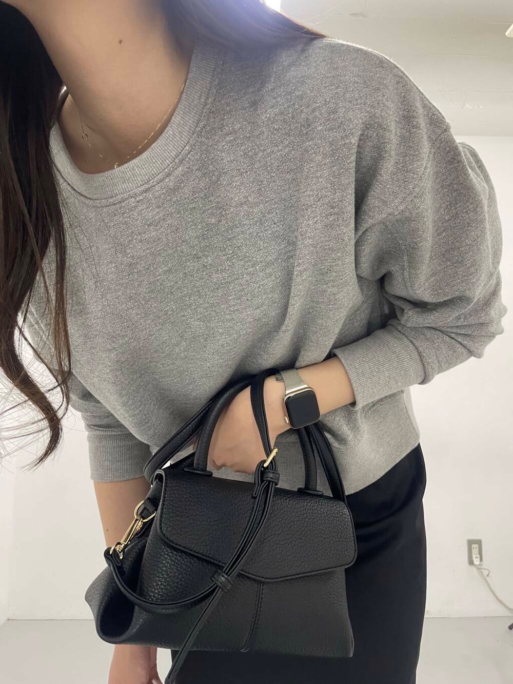 グレー系のTシャツ/カットソーを着用したレディースの冬コーディネートの4枚目の写真