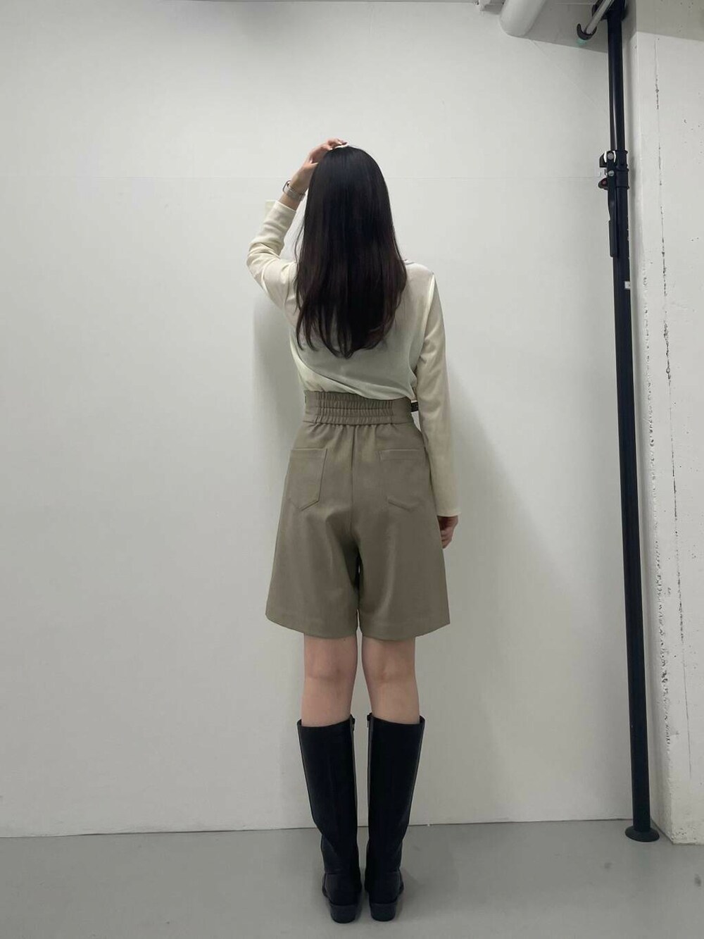 ホワイト系のTシャツ/カットソー、ベージュ系のその他パンツを着用したレディースの秋コーディネートの3枚目の写真