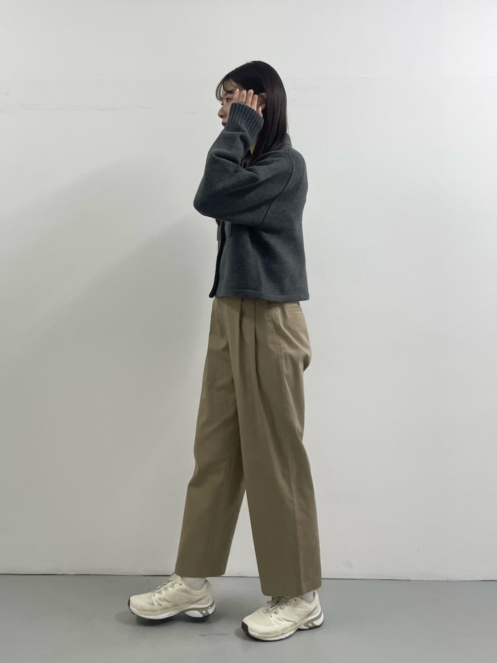 グレー系のニット/セーター、ベージュ系のその他パンツを着用したレディースの秋コーディネートの3枚目の写真