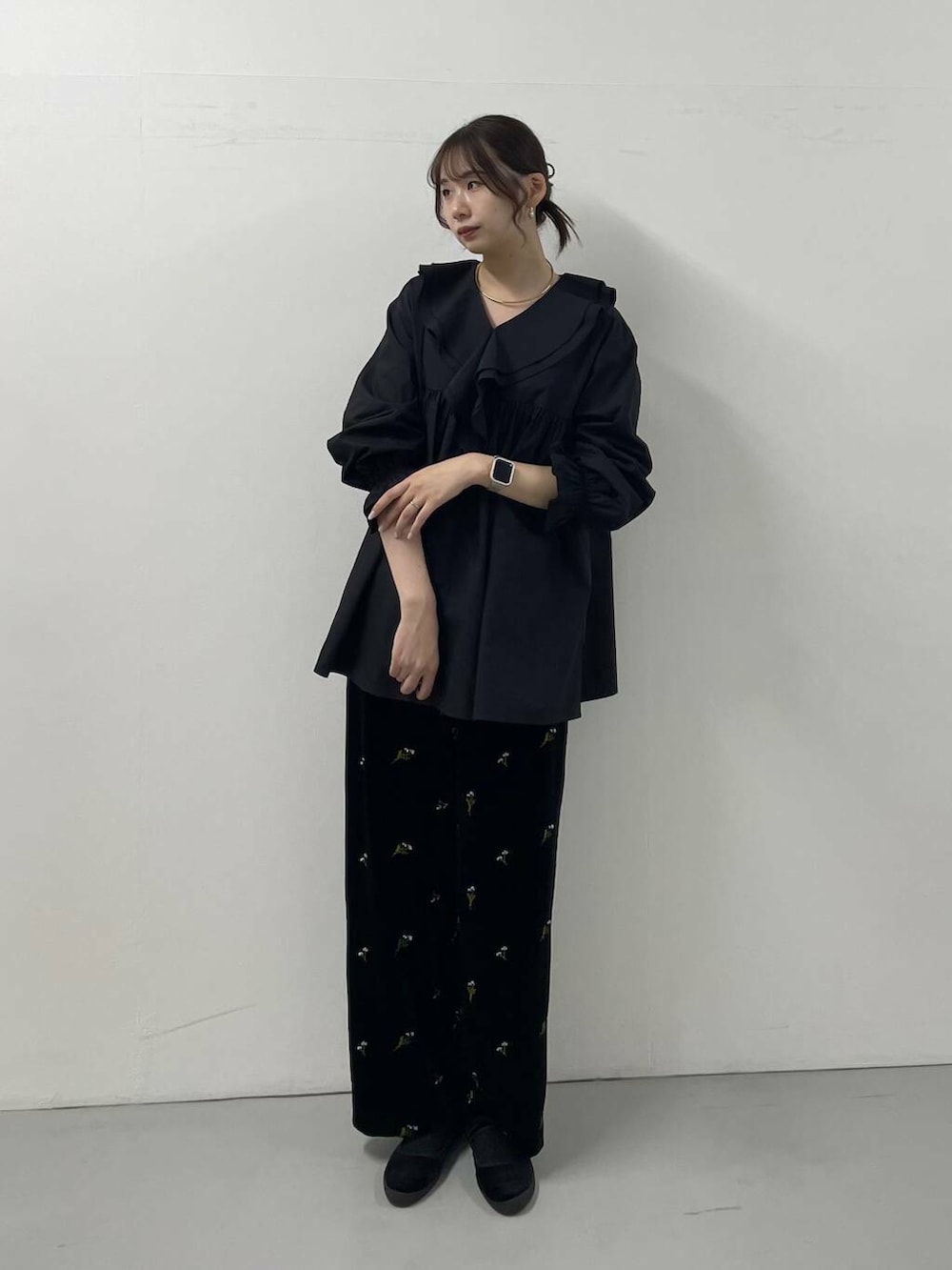 ブラック系のその他パンツ、ブラック系のシャツ/ブラウスを着用したレディースの秋コーディネートの2枚目の写真