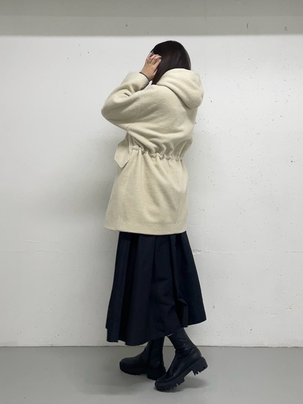 ベージュ系のその他アウターを着用したレディースの秋コーディネートの2枚目の写真