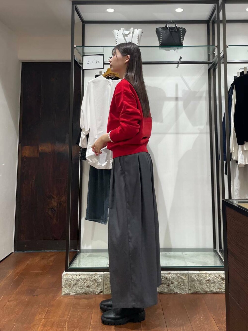 ホワイト系のシャツ/ブラウス、レッド系のニット/セーター、グレー系のその他パンツを着用したレディースの秋コーディネートの2枚目の写真