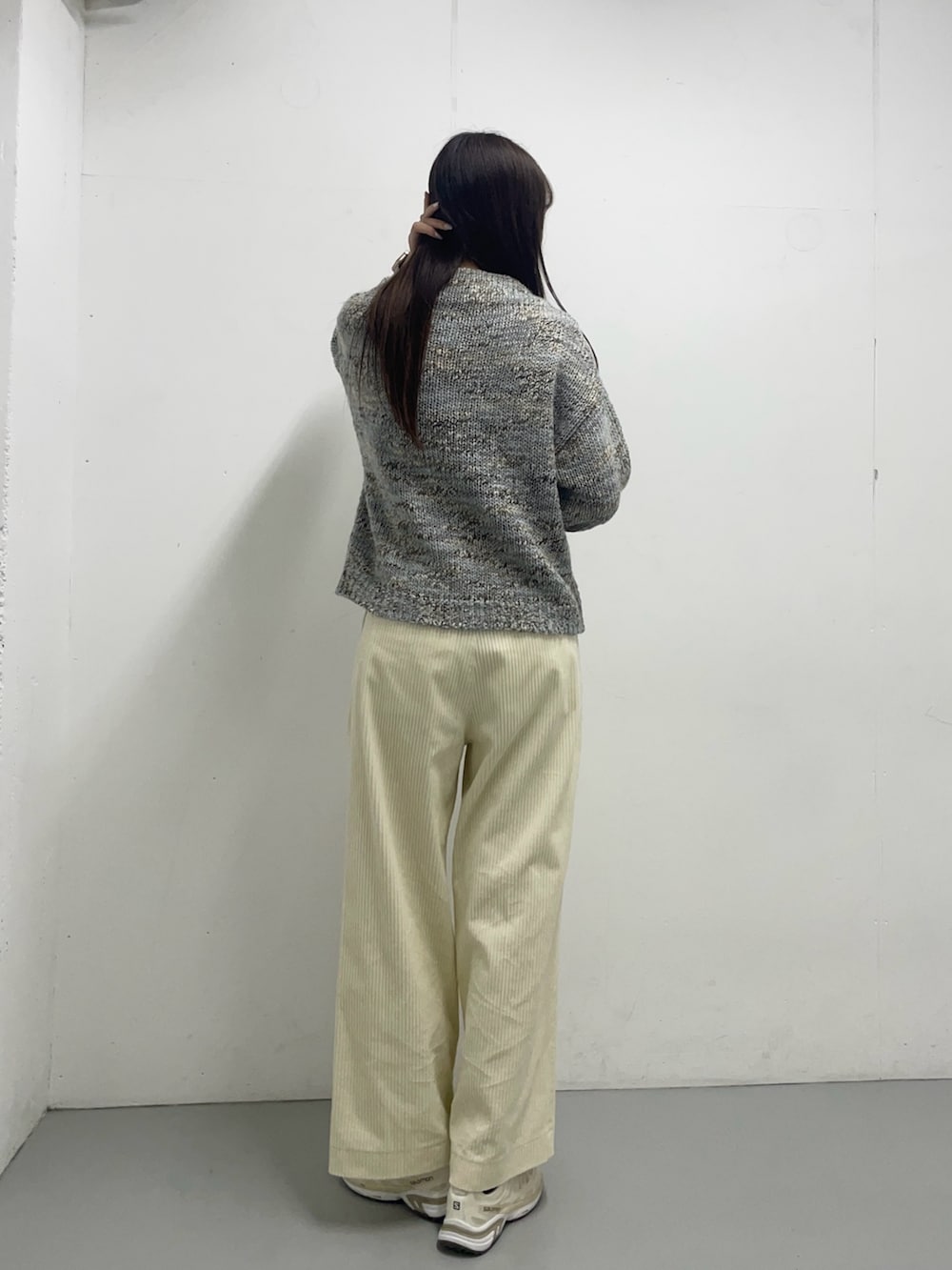 グレー系のニット/セーター、ホワイト系のその他パンツを着用したレディースの秋コーディネートの5枚目の写真