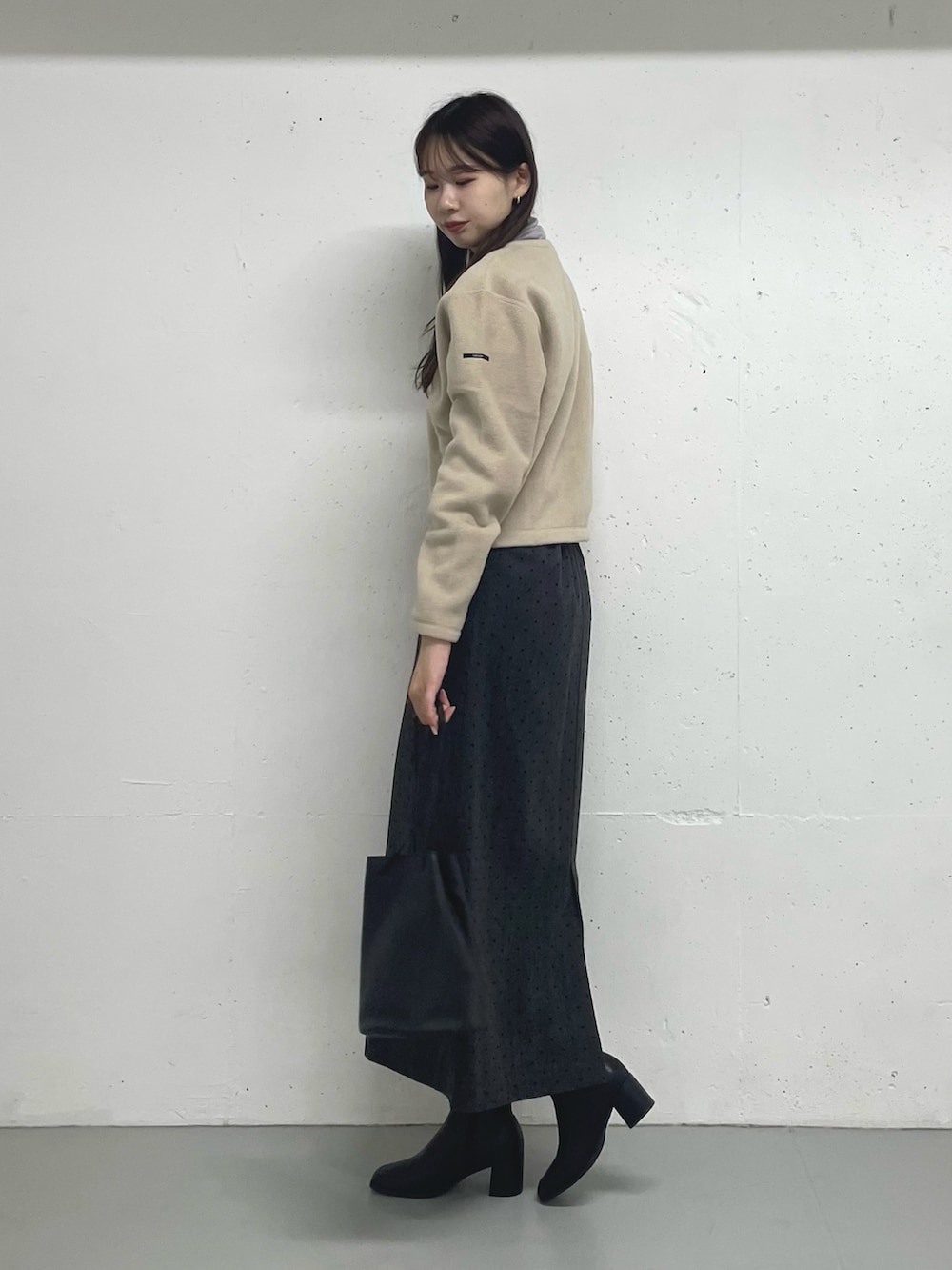 ベージュ系のカーディガン/ボレロ、グレー系のTシャツ/カットソーを着用したレディースの秋コーディネートの2枚目の写真