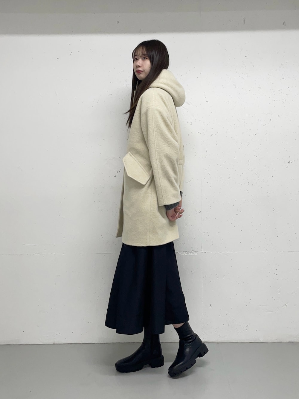 ベージュ系のその他アウターを着用したレディースの秋コーディネートの4枚目の写真