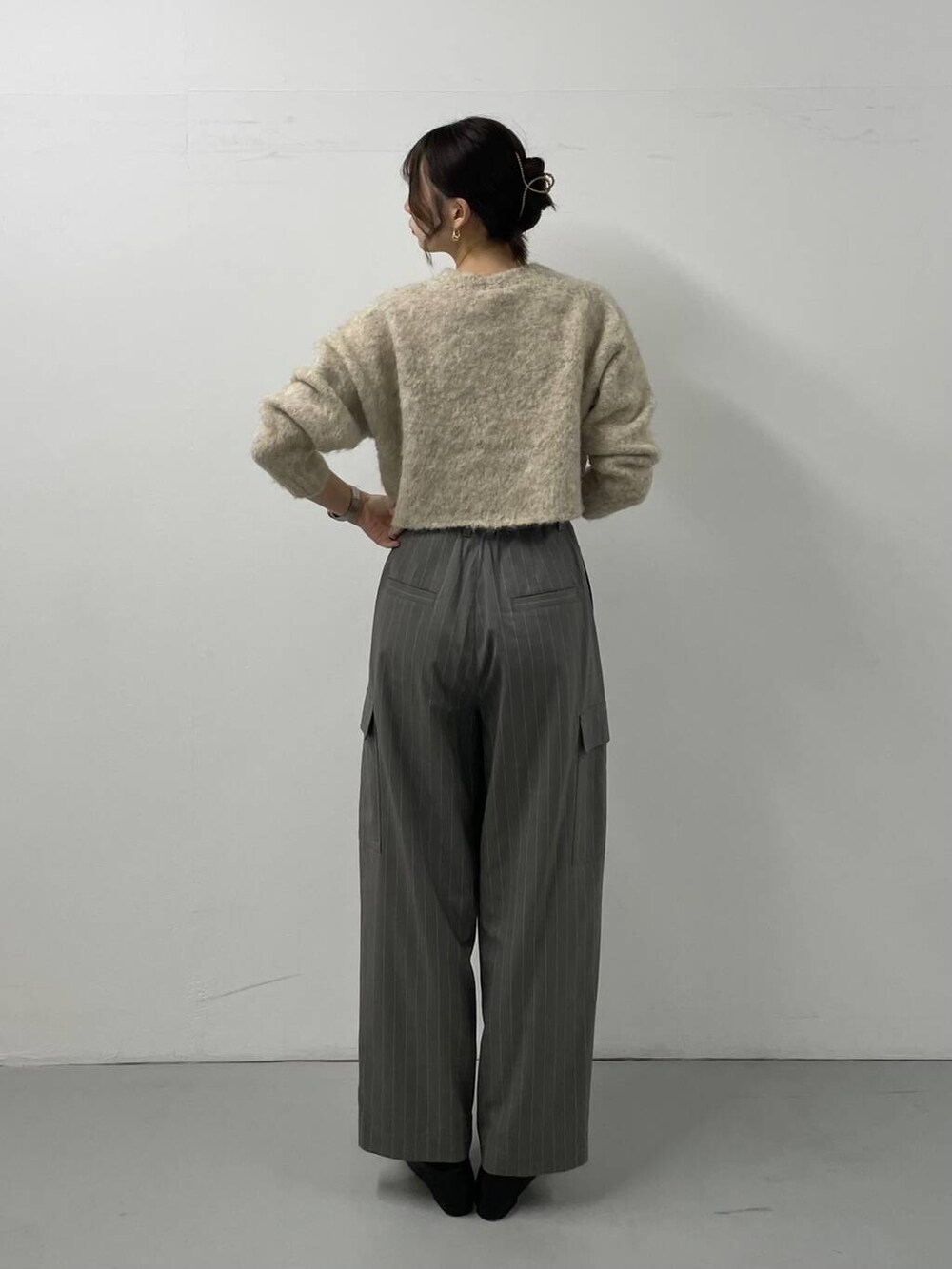 グレー系のその他パンツ、ベージュ系のニット/セーターを着用したレディースの秋コーディネートの3枚目の写真