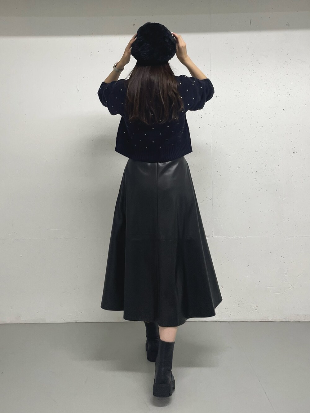 ブラック系のスカート、ブルー系のカーディガン/ボレロを着用したレディースの秋コーディネートの4枚目の写真