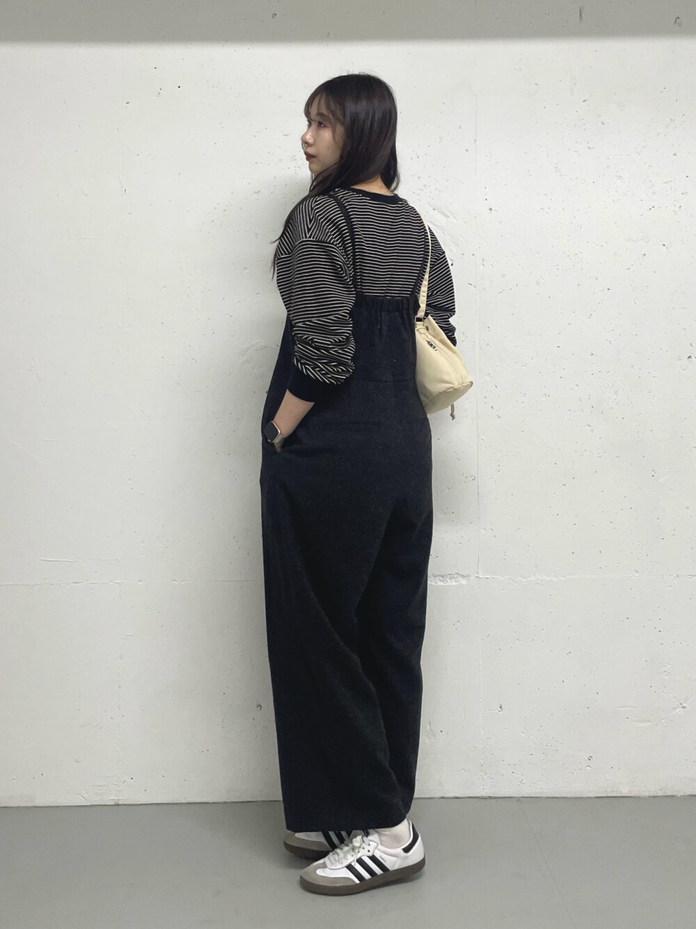 グレー系のサロペット/オーバーオール、ブラック系のTシャツ/カットソーを着用したレディースの秋コーディネートの2枚目の写真