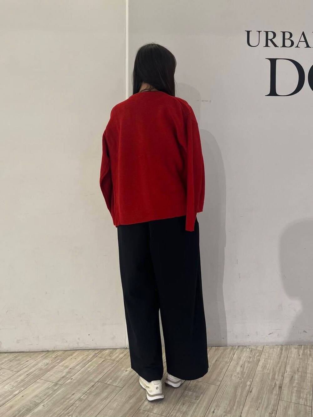 ブラック系のサロペット/オーバーオール、レッド系のカーディガン/ボレロを着用したレディースの秋コーディネートの3枚目の写真