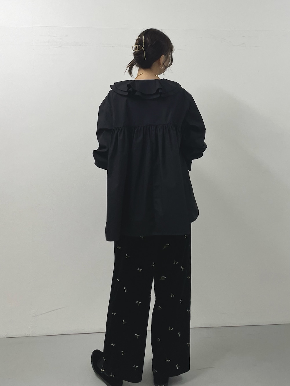 ブラック系のシャツ/ブラウスを着用したレディースの秋コーディネートの3枚目の写真