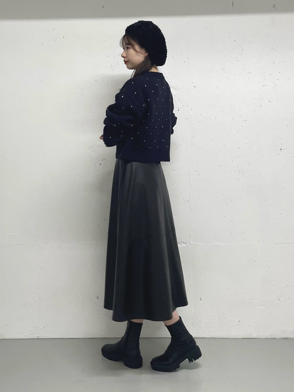 ブラック系のスカート、ブルー系のカーディガン/ボレロを着用したレディースの秋コーディネートの2枚目の写真