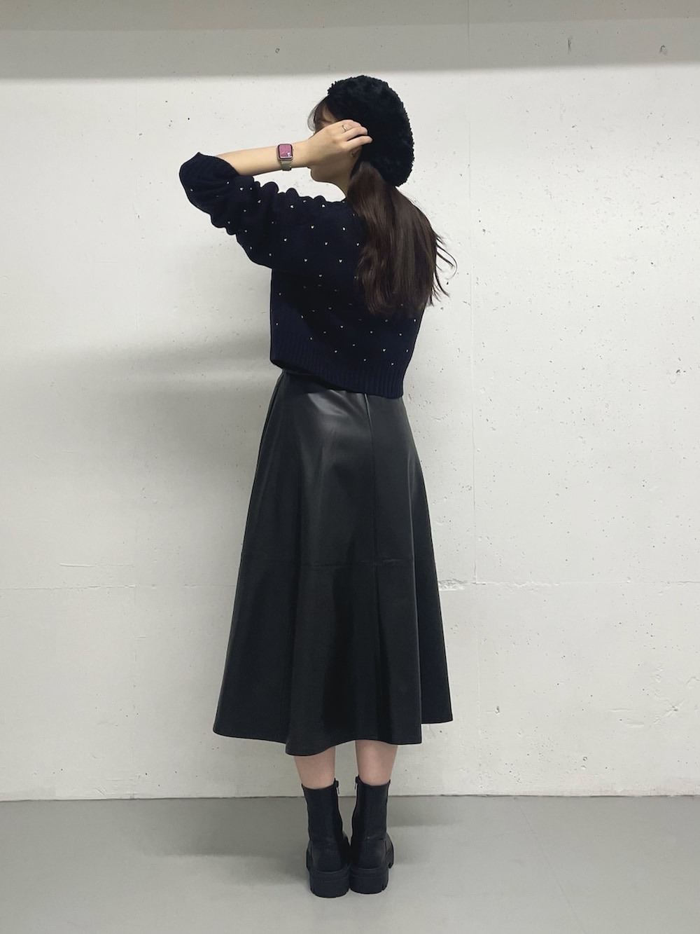 ブラック系のスカート、ブルー系のカーディガン/ボレロを着用したレディースの秋コーディネートの3枚目の写真