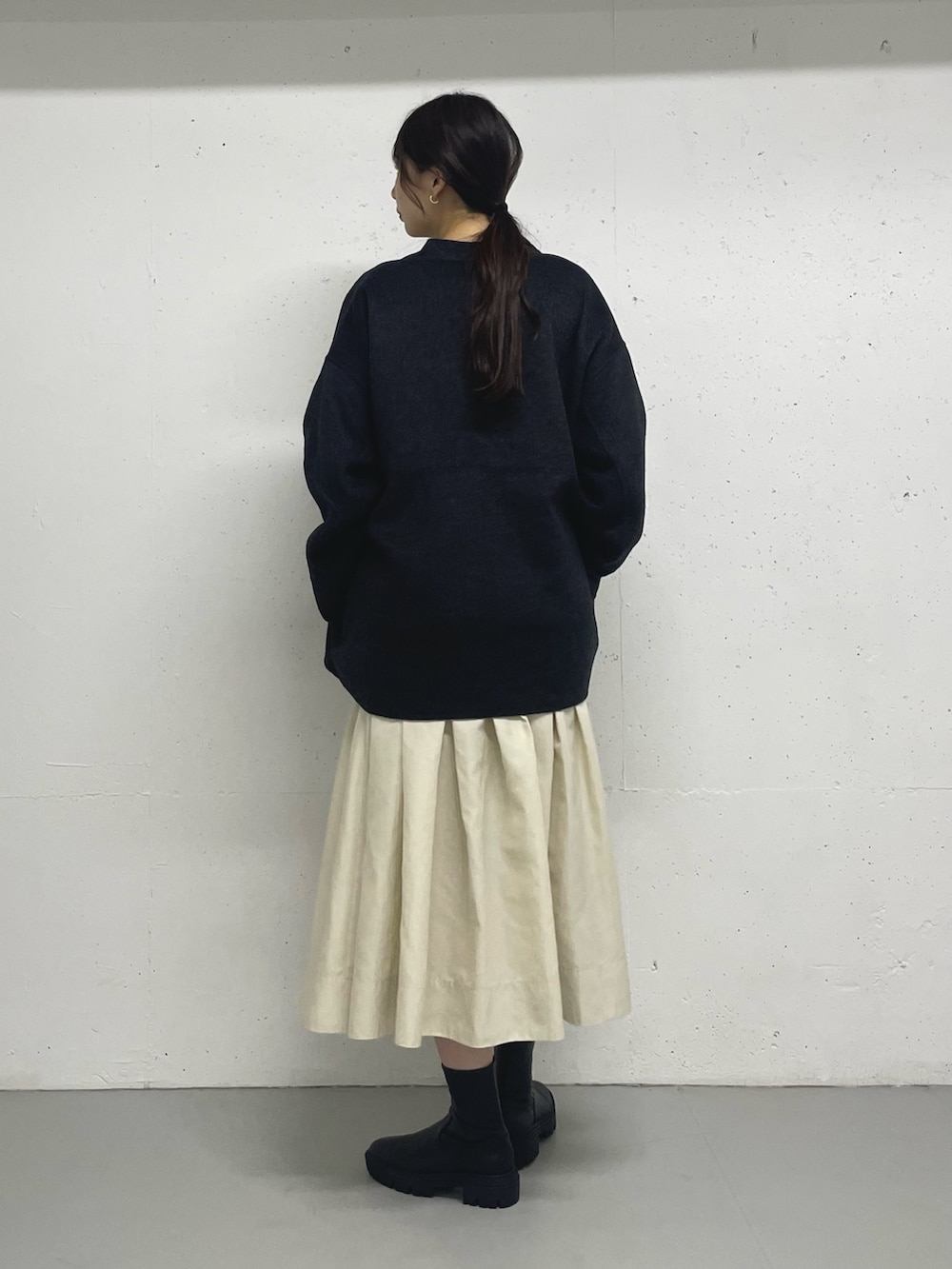 グレー系のその他アウター、ブラック系のスカートを着用したレディースの秋コーディネートの4枚目の写真