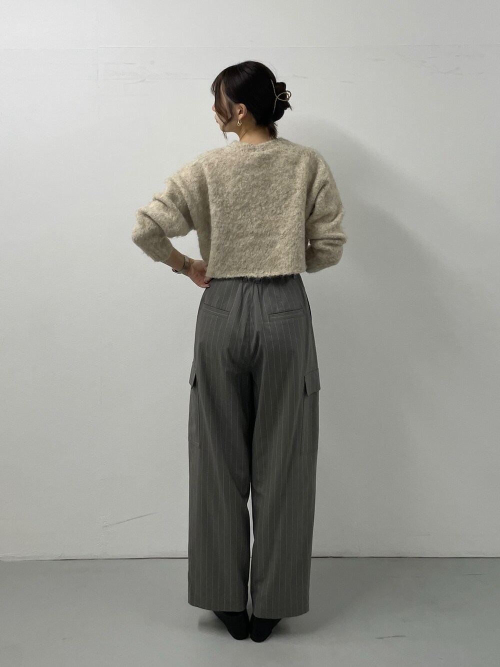 ベージュ系のニット/セーター、グレー系のその他パンツを着用したレディースの秋コーディネートの3枚目の写真