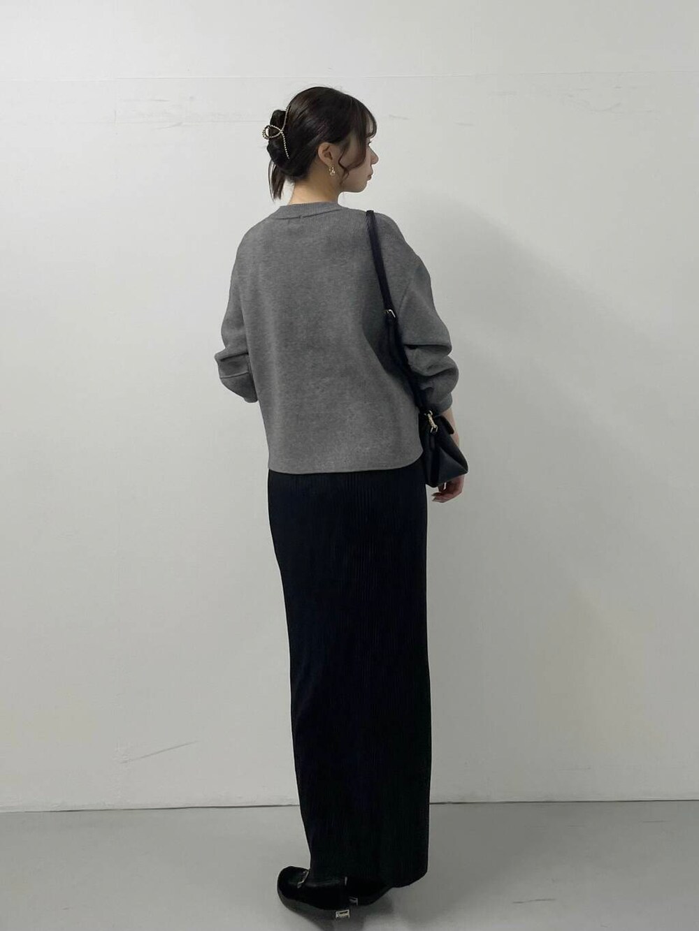 グレー系のブルゾンを着用したレディースの秋コーディネートの2枚目の写真