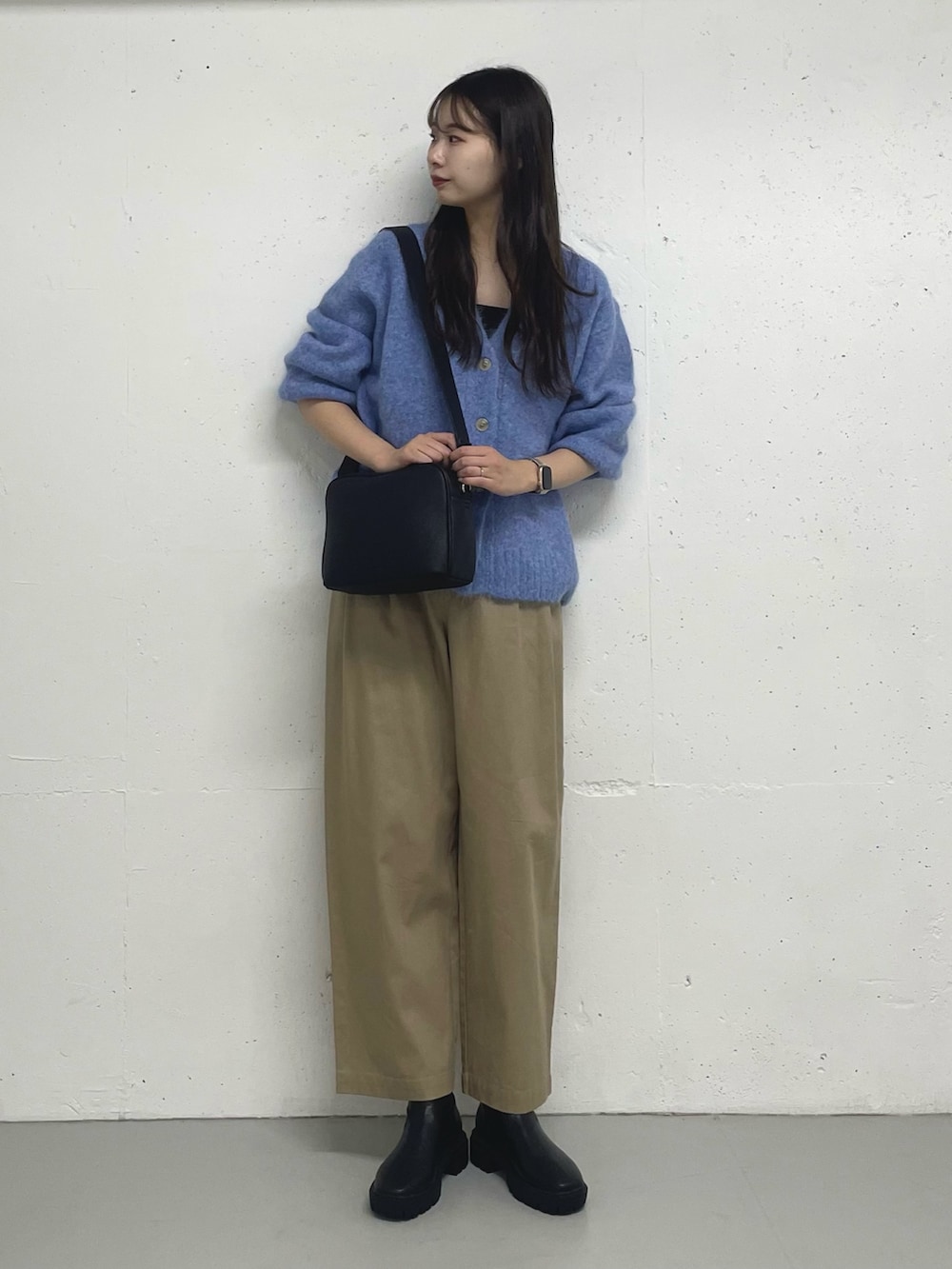 ブルー系のカーディガン/ボレロ、ベージュ系のその他パンツを着用したレディースの秋コーディネートの2枚目の写真