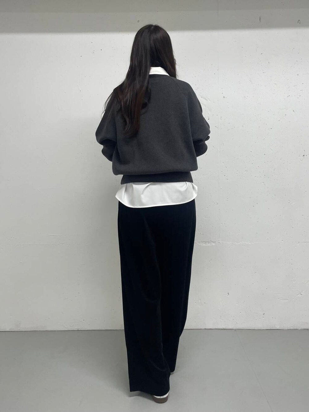 ブラック系のその他パンツ、グレー系のニット/セーター、ホワイト系のシャツ/ブラウスを着用したレディースの秋コーディネートの4枚目の写真