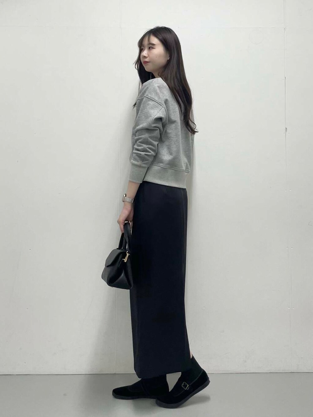 グレー系のTシャツ/カットソーを着用したレディースの冬コーディネートの2枚目の写真