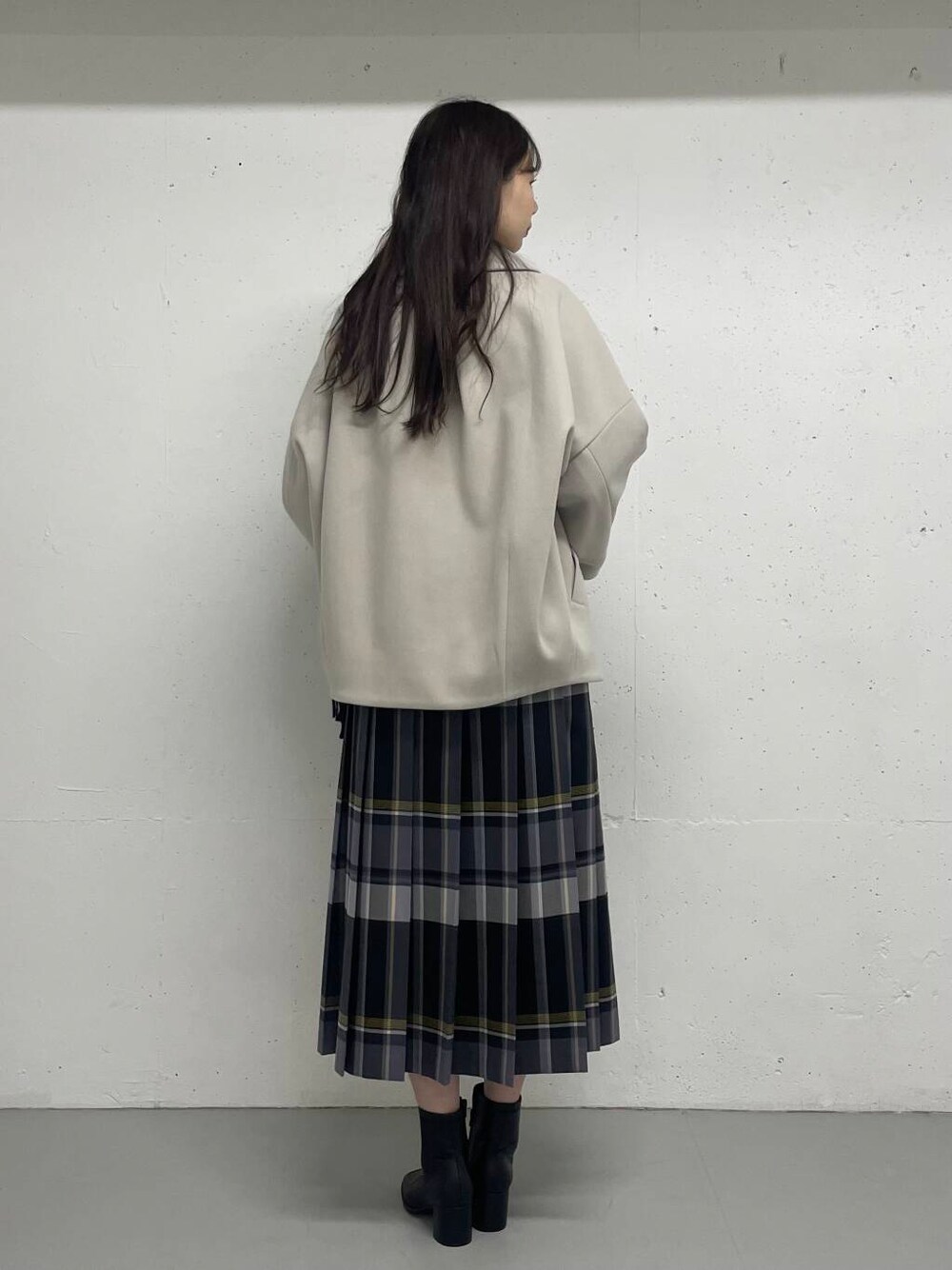 グレー系のその他アウター、グレー系のTシャツ/カットソー、ブラック系のスカートを着用したレディースの秋コーディネートの3枚目の写真